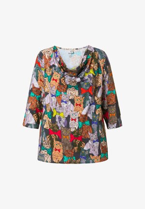 Wzorzysty top z różnymi kotami w żywych kolorach, z dekoltem w falbanę i rękawami o długości trzech kwart. Wykonany z miękkiego, lekkiego materiału.