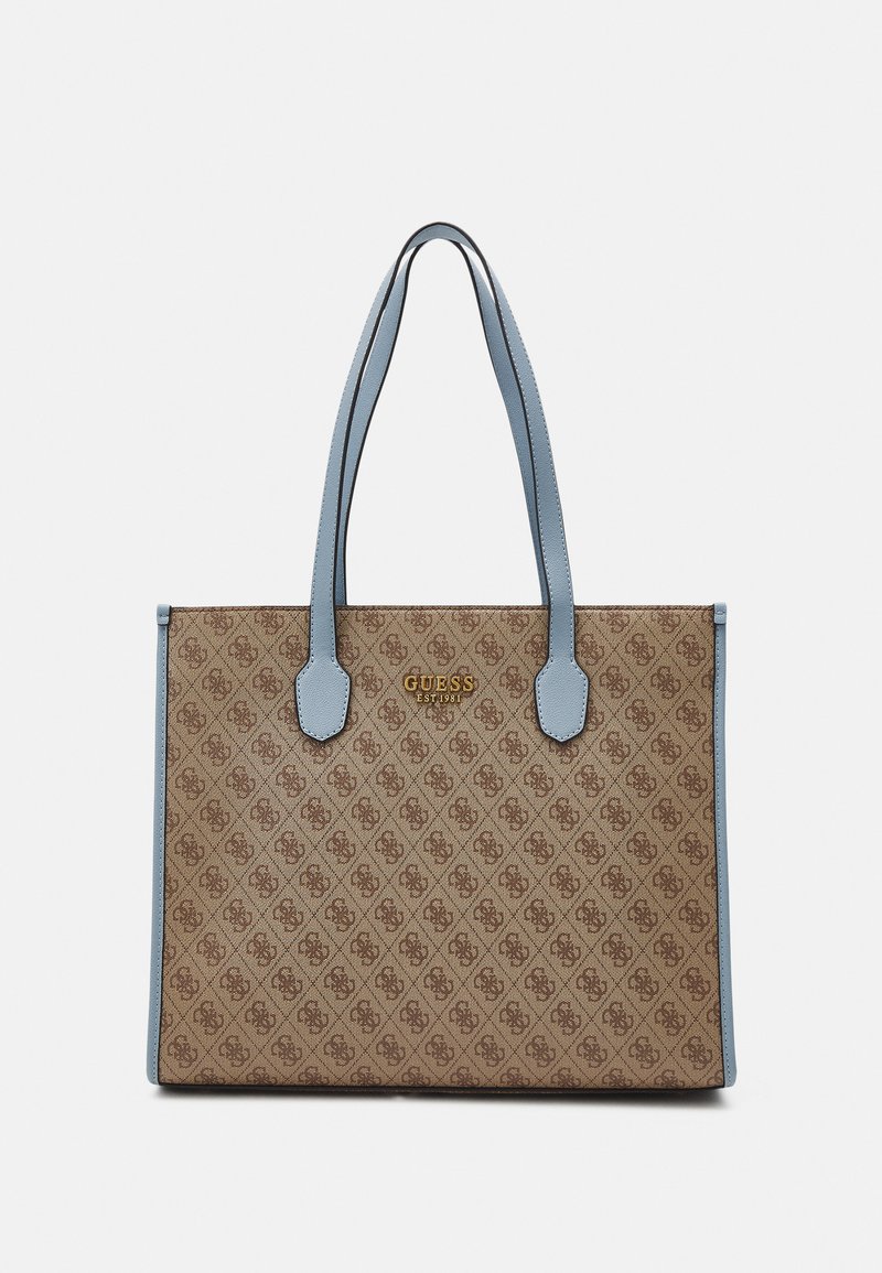 Bolso tote beige con un patrón de diamantes y un logo dorado. Presenta asas y ribetes azules. Forma estructurada, material sintético.