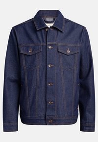 Chaqueta de mezclilla azul oscura con cuello clásico, dos bolsillos en el pecho, cierre de botones y costuras en naranja contrastante.