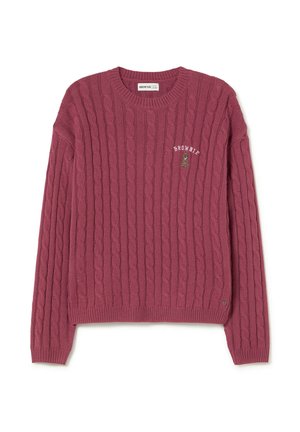 Suéter de punto trenzado en rosa empolvado, con cuello redondo, mangas largas, puños y dobladillo acanalados, con un pequeño logo bordado de un oso y el nombre de la marca.