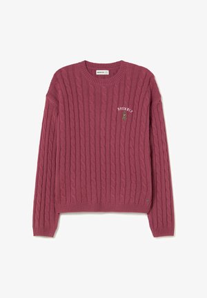 Suéter de punto trenzado en rosa empolvado, con cuello redondo, mangas largas, puños y dobladillo acanalados, con un pequeño logo bordado de un oso y el nombre de la marca.