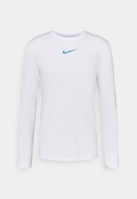 Pitkähihainen valkoinen T-paita, joka on valmistettu puuvillasta ja jossa on pieni sininen Nike-logo rinnassa. Pyöreä kaula-aukko ja tavallinen istuvuus.