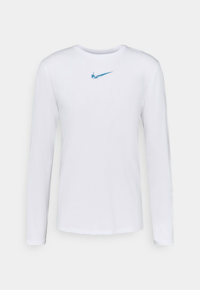 Pitkähihainen valkoinen T-paita, joka on valmistettu puuvillasta ja jossa on pieni sininen Nike-logo rinnassa. Pyöreä kaula-aukko ja tavallinen istuvuus.