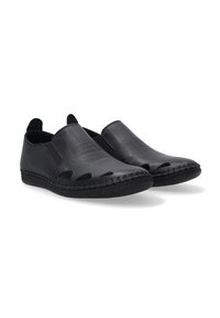 Černé kožené slip-on boty s hladkým povrchem, otevřenou špičkou a výřezovými detaily. Obsahují dekorativní prošívání podél podrážky.