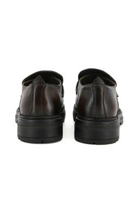 Scarpe in pelle marrone con retro arrotondato, cuciture a vista e suole in gomma nera testurizzata. Design aperto con leggera elevazione del tacco.