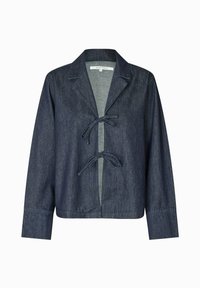 Jachetă din denim închis, cu guler tip notch, închidere cu cravată în față și mâneci lungi. Prezintă o margine brută și o croială lejeră.