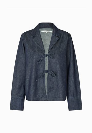 Giacca in denim scuro con collo a pistagna, chiusura frontale con lacci e maniche lunghe. Presenta un orlo grezzo e una vestibilità rilassata.