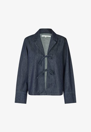 Veste en denim foncé avec un col cranté, fermeture à nouer à l'avant et manches longues. Présente un ourlet brut et une coupe décontractée.