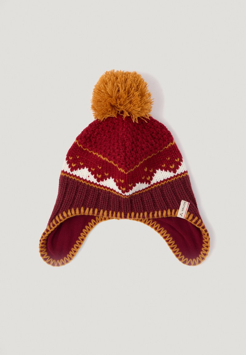 Gorro de inverno tricotado com abas para as orelhas, em vermelho e bordô, com padrões em branco e mostarda, pompom mostarda no topo e forro de fleece nas abas.