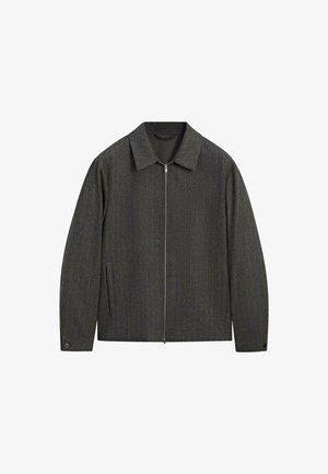 Grijze zip-up jack met een kraag, verticale streepjes, twee zijzakken en knoopsluiting aan de mouwen. De stof lijkt een textuur te hebben.