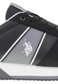 Czarno-szare trampki wykonane z gładkiego materiału syntetycznego, z kontrastującymi białymi paskami oraz wyraźnym logo jeźdźca na koniu.