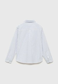 Cămașă cu mânecă lungă în dungi verticale albastre deschise și albe, realizată dintr-un material moale. Are un yoke pe spate, manșete cu nasturi și o margine rotunjită.