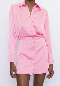 Rosafarvet, långärmad skjortklänning med krage, med en figurnära midja, slät textur och en knä-lång nederdel.