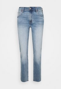 Ljusblå denim jeans med lätt tvättning, klassisk femfickorsdesign och rak benpassning mot en enfärgad vit bakgrund.