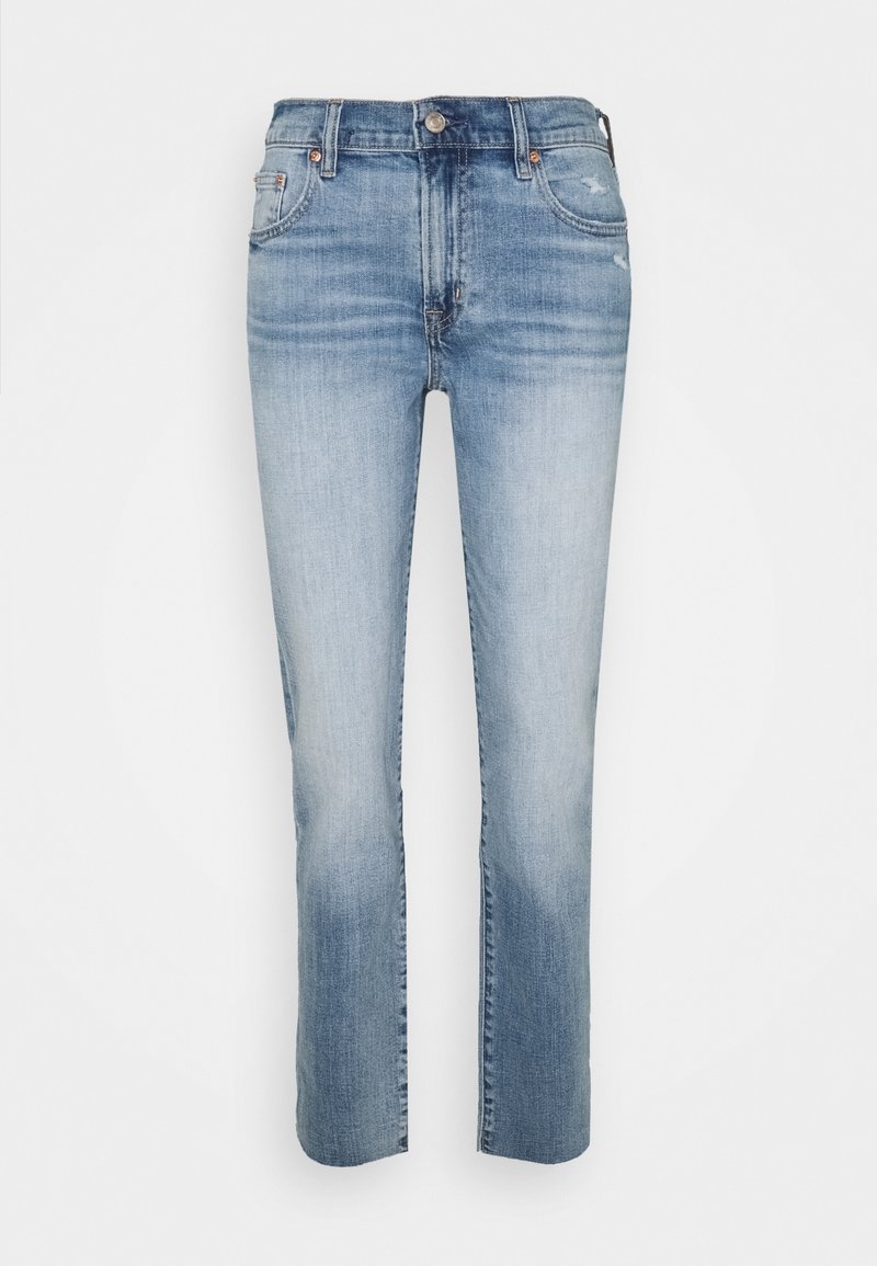 Ljusblå denim jeans med lätt tvättning, klassisk femfickorsdesign och rak benpassning mot en enfärgad vit bakgrund.