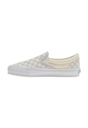 Sneakers slip-on con tomaia in tela a scacchi grigio chiaro e crema, suola in gomma bianca e dettagli cuciti a contrasto.