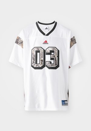 Biała sportowa koszulka z czarnymi i kamuflażowymi krótkimi rękawami, z numerem 03 w wyraźnym czarnym obrysie oraz logo Adidas.