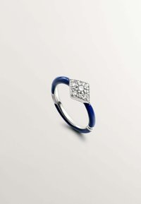 Anillo de plata con una banda de esmalte azul y un grupo en forma de diamante de piedras transparentes en la parte superior, creando un diseño texturizado y multifacético.