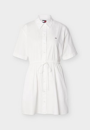 Vestido camisa blanco de manga corta con botones en el frente, cinturón ajustable en la cintura, cuello puntiagudo y pequeño logo de Tommy Hilfiger en el pecho.