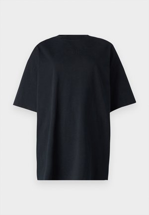 T-shirt nera oversized realizzata in cotone, con maniche corte, scollatura rotonda e un elegante marchio in rilievo sul retro.