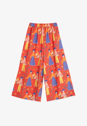Pantalons larges imprimés rouges avec un motif floral et de personnages, taille élastique, et couleurs contrastantes de bleu, jaune et orange.