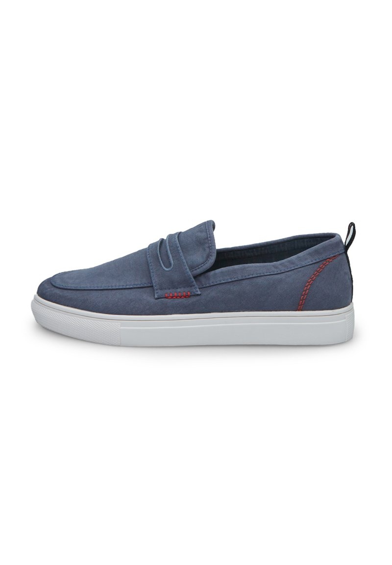 Încălțăminte slip-on din textil albastru cu vârful rotund, sosete albă și un detaliu subtil de cusătură roșie pe lateral. Prezintă un guler căptușit și un tab de tragere la călcâi.