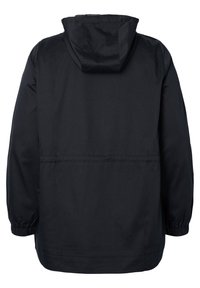 Svart huva jacka med en avslappnad passform, tillverkad av lättviktsmaterial. Har elastiska ärmslut och en central söm över ryggen.