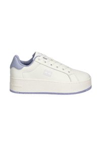 Witte leren sneaker met een pastelpaarse su�ède hiel, dikke witte plateauzool en vetersluiting. Voorzien van een subtiel merkembleem aan de zijkant.