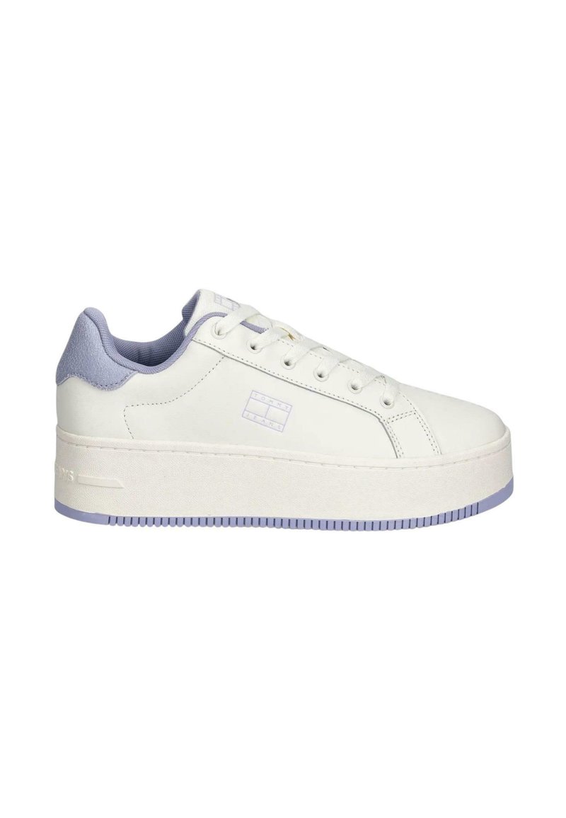 Witte leren sneaker met een pastelpaarse suède hiel, dikke witte plateauzool en vetersluiting. Voorzien van een subtiel merkembleem aan de zijkant.