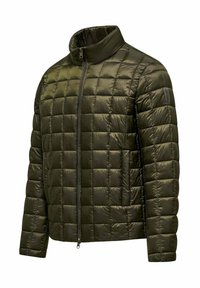 Oliwkowa kurtka puchowa z pikowanym wzorem, wysokim kołnierzem i przednim zamkiem. Posiada dwie boczne kieszenie oraz gładką, błyszczącą powierzchnię.
