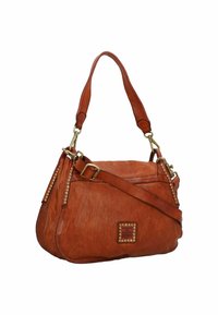 Borsa a tracolla di pelle colorata in tan con un design morbido, hardware dorato e dettagli con borchie. Presenta sia una tracolla che un'opzione a bandoliera.