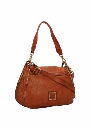 Borsa a tracolla di pelle colorata in tan con un design morbido, hardware dorato e dettagli con borchie. Presenta sia una tracolla che un'opzione a bandoliera.