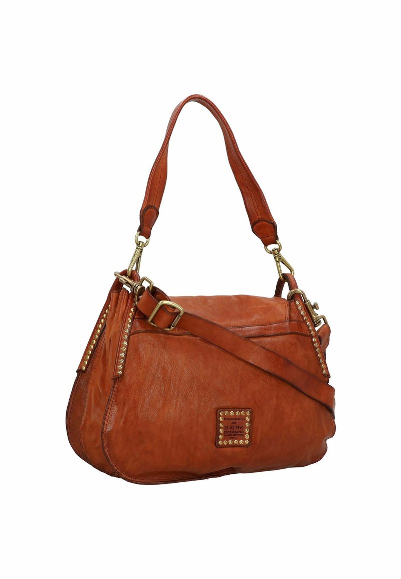 Borsa a tracolla di pelle colorata in tan con un design morbido, hardware dorato e dettagli con borchie. Presenta sia una tracolla che un'opzione a bandoliera.