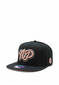 Musta snapback-lippis, jossa on vaaleanpunaisella brodeerattu "NP" -logo, tasainen lippa ja pieni vaaleanpunainen graafinen kuva sivussa. Kiiltävä tarra lippahihnassa.