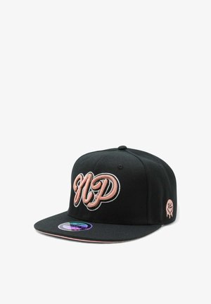 Musta snapback-lippis, jossa on vaaleanpunaisella brodeerattu "NP" -logo, tasainen lippa ja pieni vaaleanpunainen graafinen kuva sivussa. Kiiltävä tarra lippahihnassa.