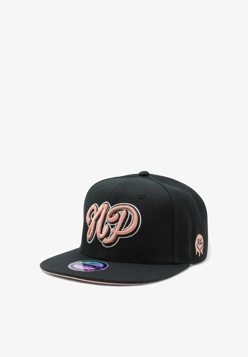 Musta snapback-lippis, jossa on vaaleanpunaisella brodeerattu "NP" -logo, tasainen lippa ja pieni vaaleanpunainen graafinen kuva sivussa. Kiiltävä tarra lippahihnassa.