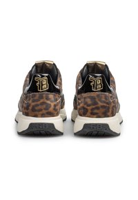 Sneakers w kolorze panterki z czarnymi akcentami, górna część z syntetycznego zamszu, wyściółka wokół kostki oraz teksturowana, gumowa podeszwa. Złoty detal z logo na pięcie.