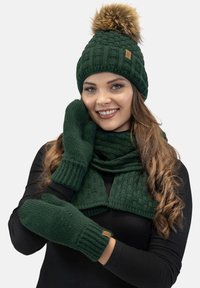 Gorro de punto verde oscuro con un pompón de piel sintética, bufanda a juego y manoplas con puños acanalados y un diseño texturizado.
