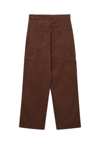 Brązowe spodnie cargo o luźnym kroju, z czterema kieszeniami, przeszyciami i gładką, trwałą fakturą tkaniny.