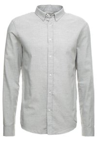 Jasnoszara koszula na długi rękaw zapinana na guziki, wykonana z mieszanki bawełny, z klasycznym kołnierzykiem, o klasycznym kroju, z białymi guzikami i gładką teksturą.