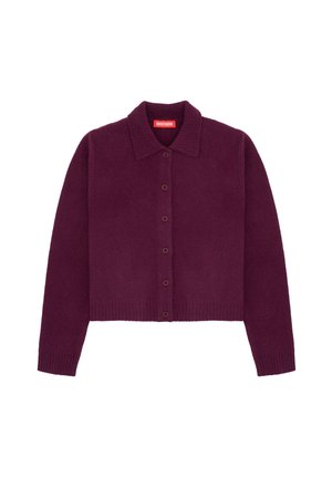 Cardigan violet boutonné avec manches longues et col, texture tricotée, poignets et ourlet côtelés, posé à plat sur un fond blanc.