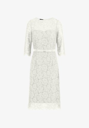 Robe en dentelle blanche avec des manches courtes, un col rond et une ceinture à la taille. Présente des motifs floraux et un ourlet festonné.