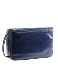 Borsa in pelle liscia blu navy, di forma rettangolare. Presenta una chiusura con zip sulla parte superiore e una maniglia laterale per il trasporto.