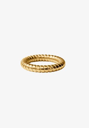 Anillo dorado con un diseño en espiral que presenta ranuras espaciadas uniformemente. Textura suave, forma circular y superficie reflectante.