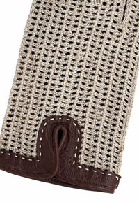 Gant de cuisine au crochet en beige et noir, présentant un tissage texturé. Accent en cuir marron à la base avec des détails de couture et une boucle.