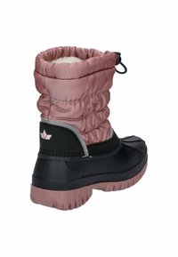 Wetterfester Stiefel mit oberem Teil aus rosa Steppstoff, schwarzer verstärkter Ferse und Gummisohle mit rosa Akzenten und strukturiertem Profil.