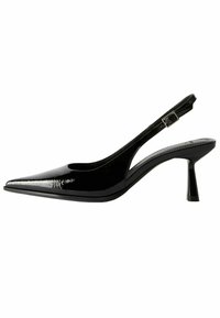Črne lakirane slingback čevlje s koničastim nosom, izrezanimi stranicami, nastavljivim gležnjarjem in tankim, elegantnim peto.