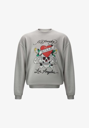 Felpa grigia chiara con scollo rotondo e maniche lunghe. Presenta una stampa con un teschio e un cuore, insieme al testo "Ed Hardy", "KILLS" e "Los Angeles".
