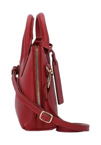 Borsa a tracolla in pelle rossa con texture granata, chiusura con zip, tracolla rimovibile e accessori in tonalità oro. Include due manici e una forma affusolata.