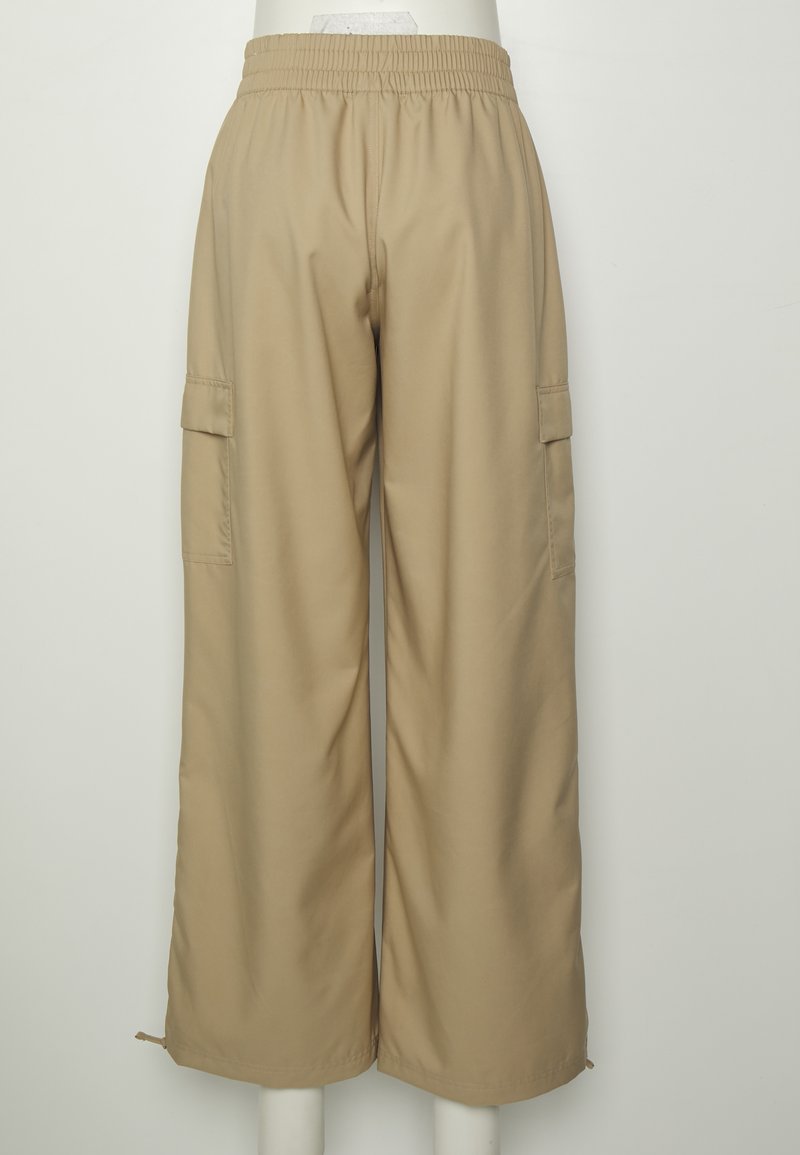 Pantaloni cargo beige a gamba larga con cintura elastica, dotati di due tasche laterali e una texture di stoffa morbida e leggera.